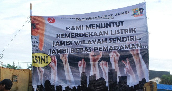 Aksi demo Aliansi Masyarakat Jambi Peduli Listrik (AMJPL) di kawasan Kantor Gubernur Jambi. / <i>Foto : Doc Jambi Ekspres</i> 