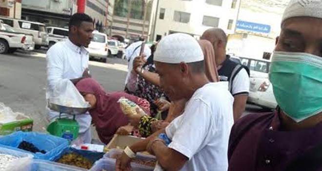 Menjelang keberangkatan jamaah haji ke Madinah, jamaah menyempatkan diri untuk membeli oleh-ole untuk keluarga di tanah air.