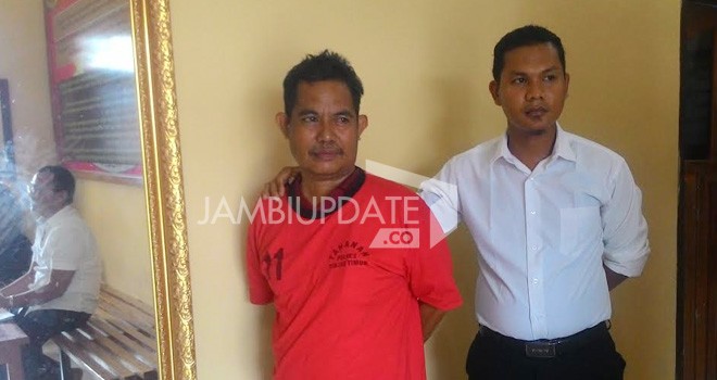 Kabid Pemuda Disbudparpora Tanjabtim setelah diamankan pihak kepolisian.