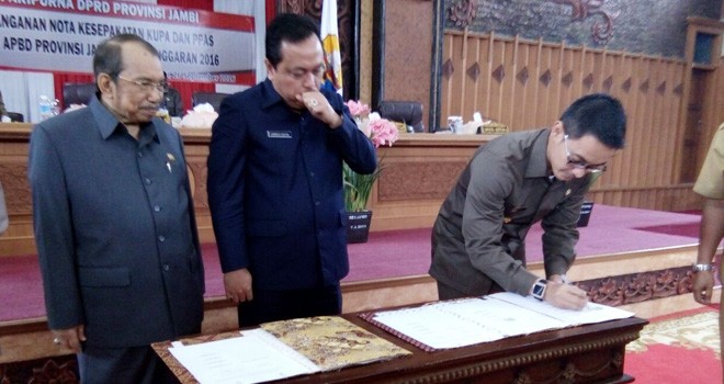 Gubernur Jambi Zola saat Penandatanganan Nota Kesepakatan Kebijakan Umum Perubahan APBD (KUPA) dan Prioritas Plafon Angggaran Sementara (PPAS) Perubahan APBD Provinsi Jambi Tahun Anggaran 2016, bertempat di Ruang Rapat Paripurna Gedung DPRD Provinsi Jambi, Senin (26/9) siang.