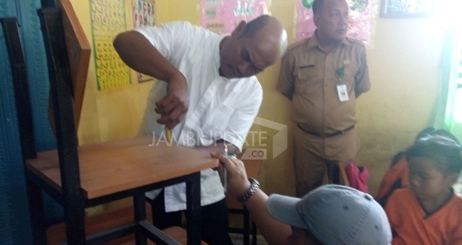 Terlihat satu kursi yang sudah rusak dicek oleh Komii IV DPRD Kota Jambi.