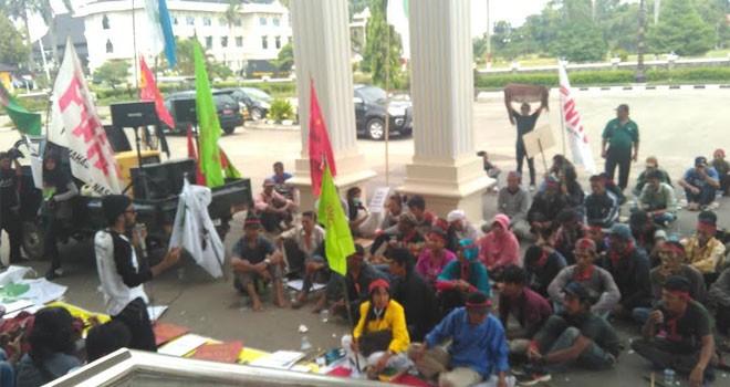 Ratusan masyarakat saat demo di depan kantor DPRD Provinsi Jambi, Selasa (27/9).
