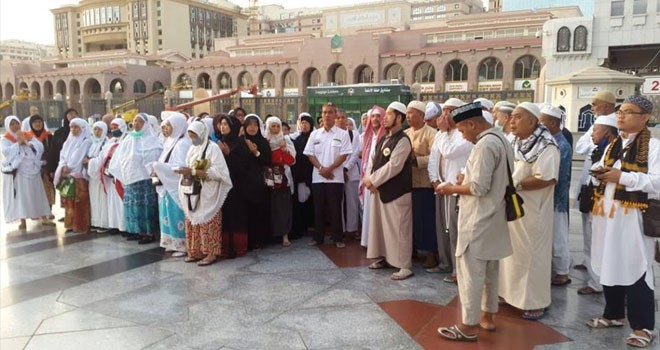 Jamaah haji Kloter 16 saat mengunjungi lokasi dalam Masjid Nabawi dan Makam Nabi.