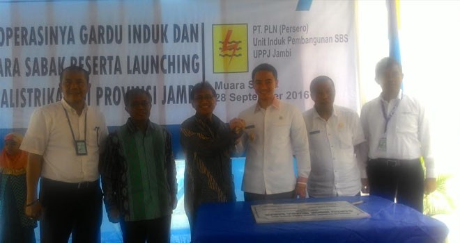 Gubernur didampingi Bupati dan jajaran PLN usai penandatanganan GI Tanjung Batu.