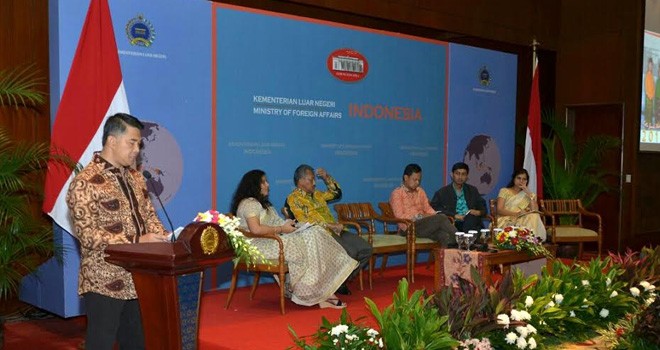 Walikota Fasha sedang presentasi pada Workshop on Smart City Development di Kemenlu