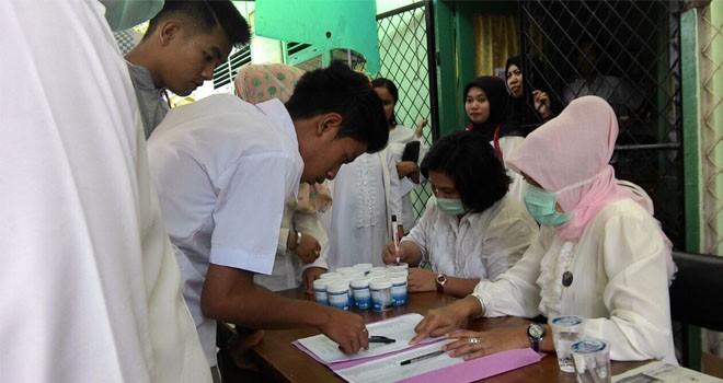 Siswa-siswi yayasan Pertiwi Kota Jambi yang sedang dites urine oleh BNN.