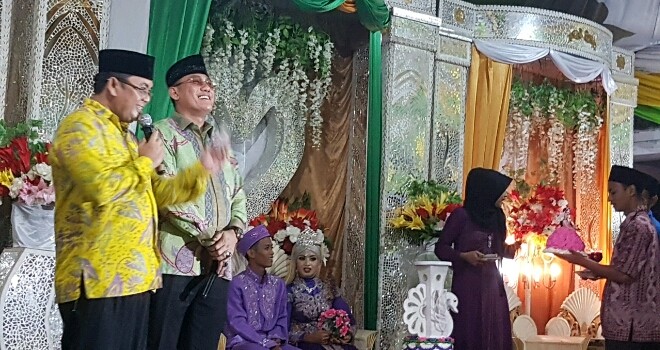 Pasangan Idola menghadiri undangan Masyarakat Desa Sidomukti Kec.Sei Gelam Selepas dari pondok meja IW dan Dodi langsung betolak ke Sungai Gelam.