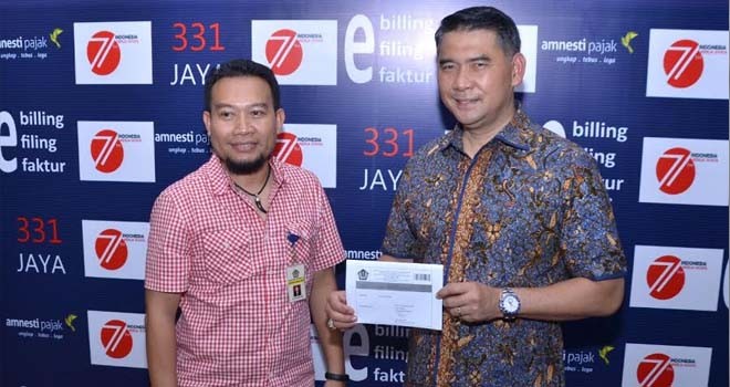 Walikota Jambi Syarif Fasha memperlihatkan bukti Tax Amnesty di kantor pajak KPP Pratama Jambi.