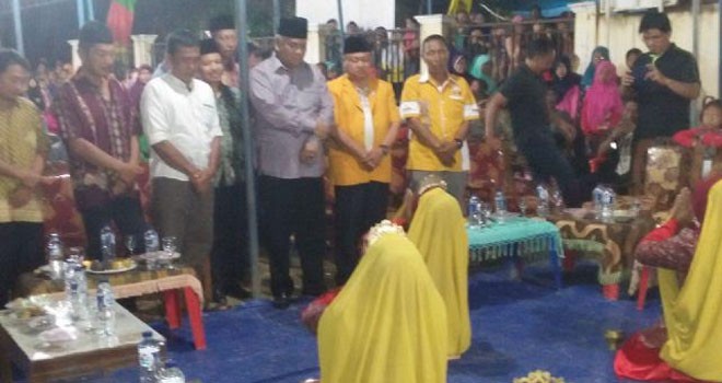 Agustian Mahir saat disambut dengan tari di Desa Sarang Elang Kecamatan Jaluko Muarojambi.