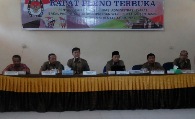 Komisioner KPU Muaro Jambi membacakan hasil tes Narkoba pasangan calon Kada Muaro Jambi Jumat (30/9)