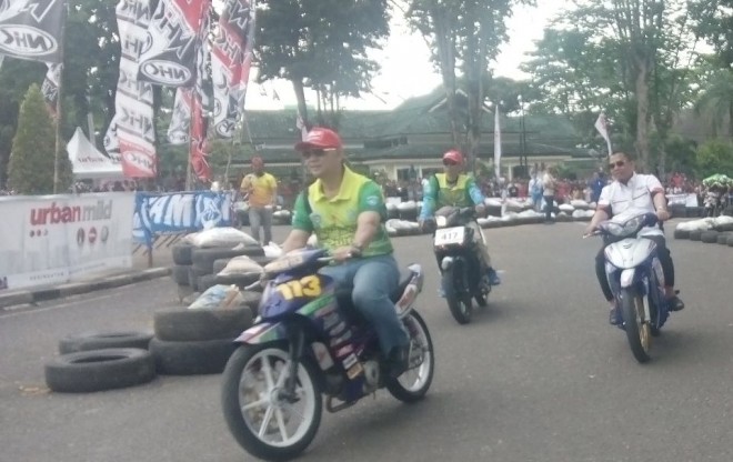 Wako Fasha bersama Ketua KONI Kota Jambi H Rahman menjajal sirkuit non permanent Kota Baru usai membuka secara resmi ajang road race Sabtu (1/10)