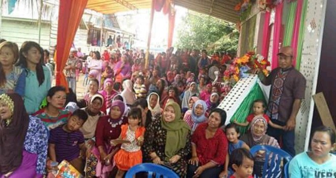 Masnah Busro bersosialisa ke masyarakat.