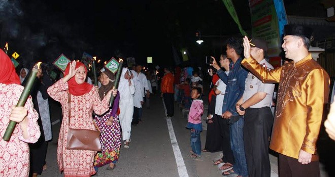 Walikota melambaikan tangan saat melepas barisan pawai.