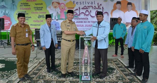 Walikota, SY Fasha menyerahkan piala bergilir Walikota Jambi kepada panitia pelaksana FASI.