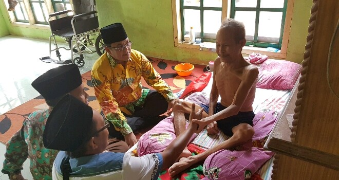 IW mengunjungi Tokoh Kel.Pijoan yg sudah bertahun tahun Sakit.