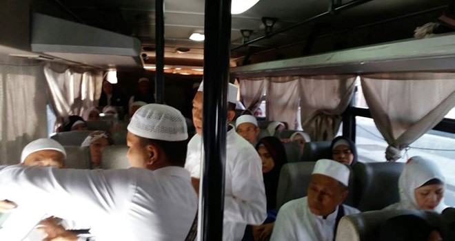 Jamaah haji Kloter 16 saat akan masuk dan menunggu bus berangkat ke bandara sebelum berangkat ke tanah air.