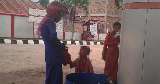 Terlihat anak dan ibu dari warga SAD saat meminta sumbangan.