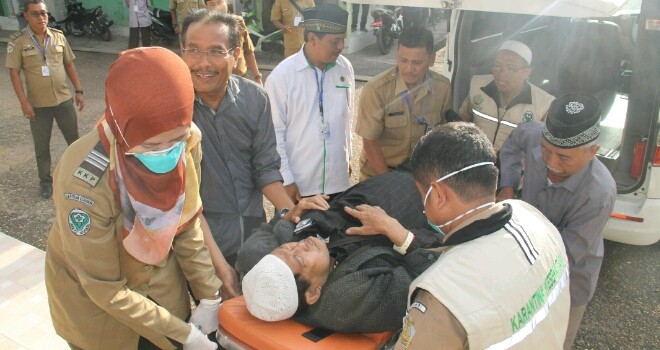 Salah satu jamaah asal Kloter 16 saat diturunkan dari ambulan setelah penerbangan dari Batam ke Bandara STS Jambi.