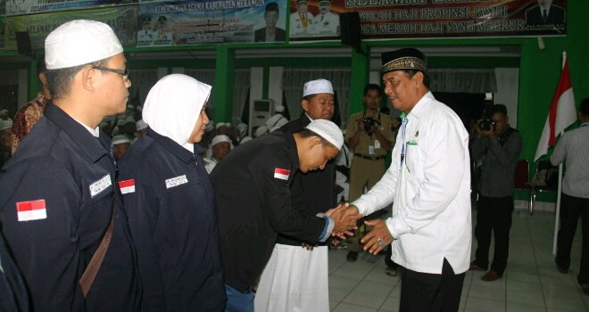 Kakanwil Kemenag, HM Thahir saat menyambut kedatangan jamaah Kloter 16 kemarin.