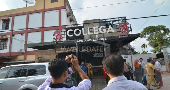 Tim Terpadu yang batal melakukan penyegelan Cafe Colega yang menyalahi izin.  Tim hanya memberikan teguran secara lisan. <i>Foto - M. Ridwan / Jambi Ekspres</i>