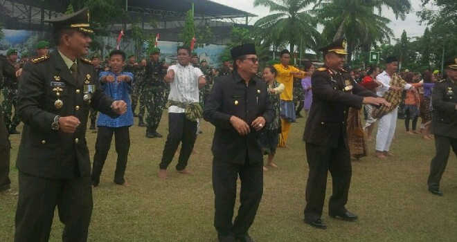 Wagub dan Kapolda Joged Gemu Fa Mire di Makorem.