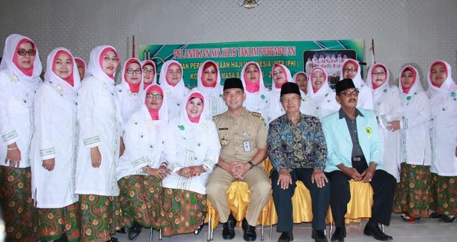 Suasana ceria pengurus MTP IPHI yang baru dikukuhkan bersama Walikota, dan pengurus IPHI.
