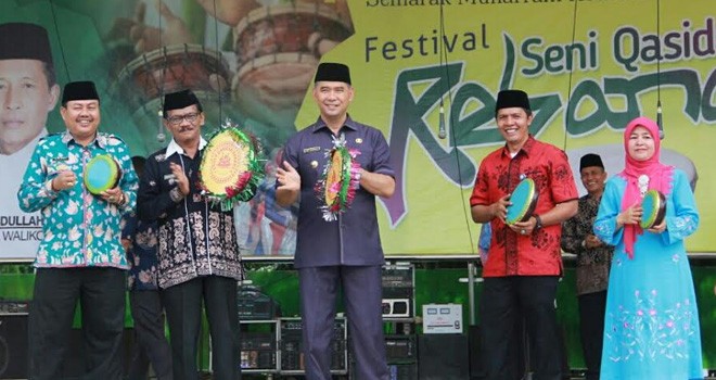 Walikota Fasha menabuh rebana tanda dimualinya festival seni qasidah rebana.