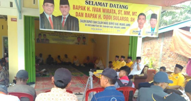 Pasangan Idola bersama DPD II GOlkar Muaro Jambi saat mengunjungi Desa Berkah, Sungai Bahar. Kamis (6/10).