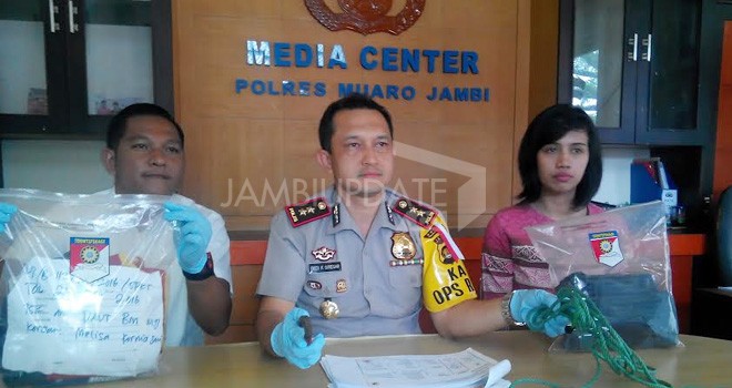 Kapolres Muarojambi, Kasat Reskrim dan Kanit PPA saat menunjukkan barang Bukti kasus pemerkosaan.