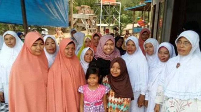 Masnah Busyro bersama warga Muaro Jambi