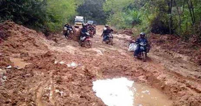 Jalan Batang Asai yang rusak parah.