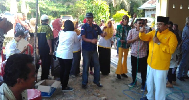 IW nyanyi bersama warga Sungai Bahar.