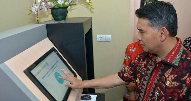 Walikota mencoba penggunaan media informasi pelayanan dengan layar sentuh.