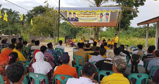 Pasangan Idola bersama DPD II Partai Golkar Kabupaten Muaro Jambi saat bersosialisasi di Bahar Utara.