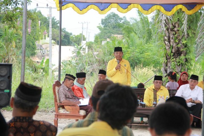 Pasangan Idola bersama Ketua DPD II Golkar Muaro Jambi H Nawawi Hamid saat sosialisai dan Sillaturrahmi pasangan Idola di Sungai Bahar