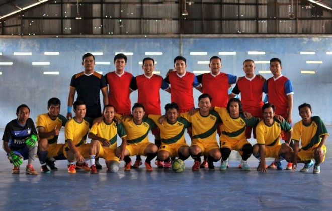 Tim Bid Provos Polda Jambi (merah) dan Tim Wartawan (kuning).