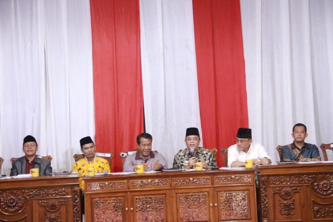 Dialog pasangan calon yang maju di Pilkada Muaro Jambi yang digelar Jek TV tadi malam (7/10). Dua cabup yakni Masnah dan Agustian Mahir tak hadir dalam acara ini dengan alasan memenuhi undangan masyarakat