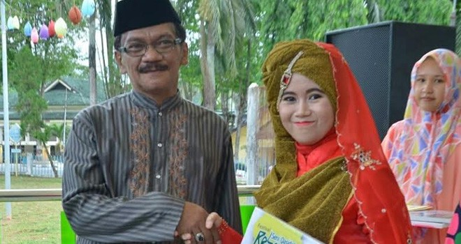Sekda memberikan hadiah kepada pemenang Festival Seni Qasidah Rebana.