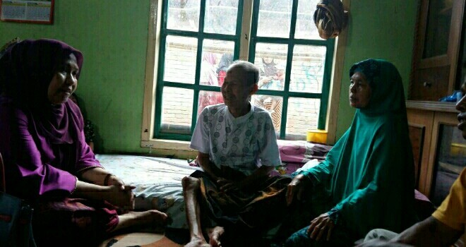 Masnah Busro saat berada ditengah masyarakat Sungai Gelam.