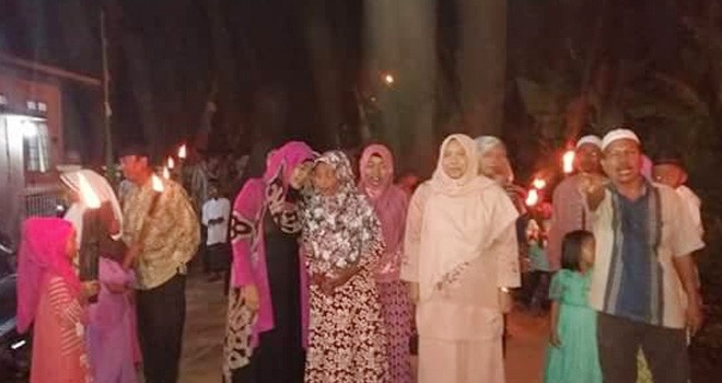 Masnah Busro saat disambut pawai obor oleh masyarakat Muarojambi.