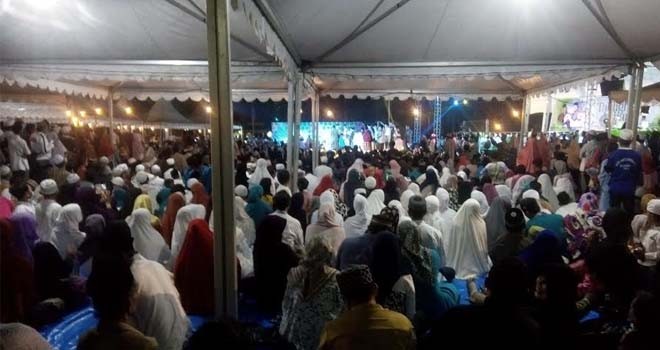 Ribuan Warga memadati Lapangan Kantor Walikota Jambi untuk memperingati 10 Muharram, Selasa (11/10) malam ini.