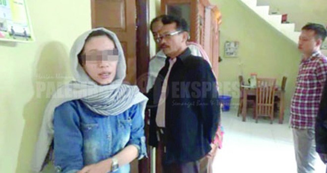 Suasana saat penggerebekan DV, 35, bersama selingkuhannya AG, 28, di rumah mereka sendiri di bilangan Kamboja, Jalan Kapten Marzuki, Kecamatan Ilir Timur (IT) I, Palembang, Sumsel. <i>Foto: palembangekspress/jpg</i>