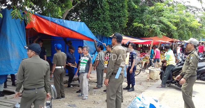 Sat Pol PP Bungo, kemarin (13/10) kembali melakukan penertiban lanjutan bagi PK yang di tiga lokasi Pasar Atas Pasar Bawah dan Depan Taman Angso Duo. <i>Foto: Hadinata /Jambi Ekspres</i>