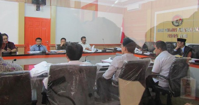 Anggota Panwaslu Muaro Jambi saat mengikuti sidang DKPP di kantor Bawaslu Provinsi Jambi. Usai laporan pengaduan, DKKP akan bacakan keputusan dugaan pelanggaran yang dilakukan Panwas Muaro Jambi.