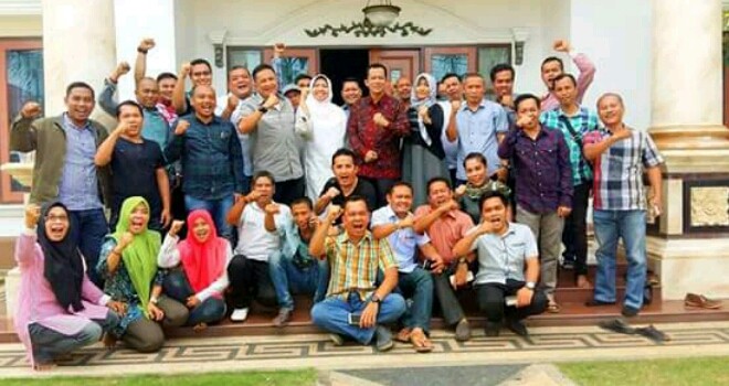 Masnah-BBS saat berfoto bersama Media Center dan Timses untuk pemenangan Pilbup Muarojambi.