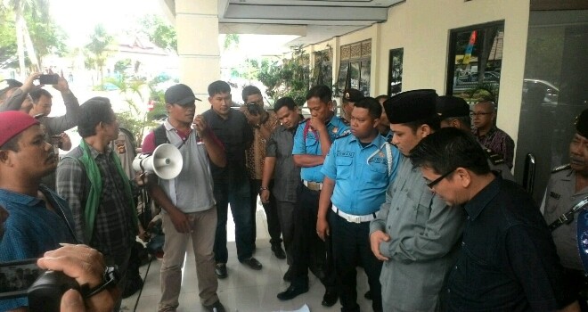 Aksi demo di gedung DPRD Kota Jambi.