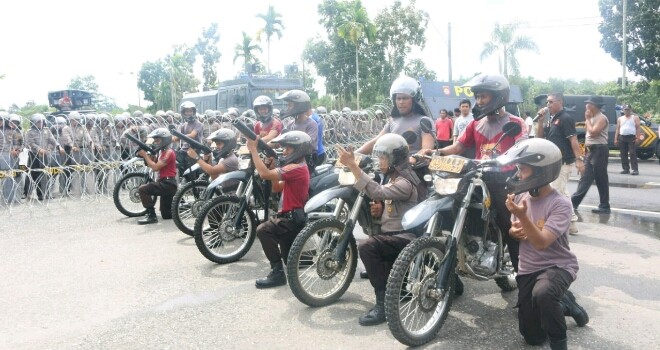 Anggota Polres Muarojambi memperlihatkan kesiapan mengahadapi Pilbup Muarojambi.