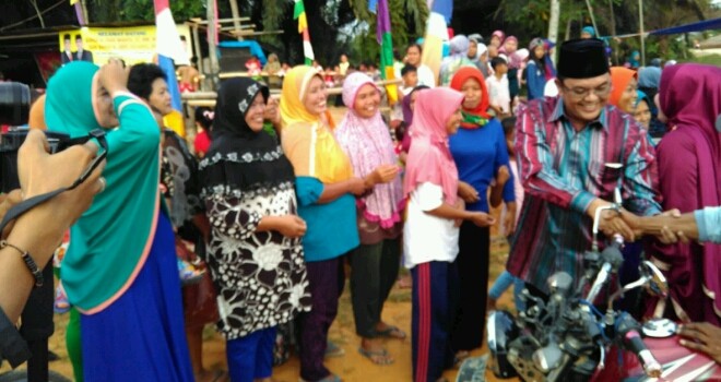 IW saat membaur bersama warga Desa Bukit Subur, Bahar Selatan.