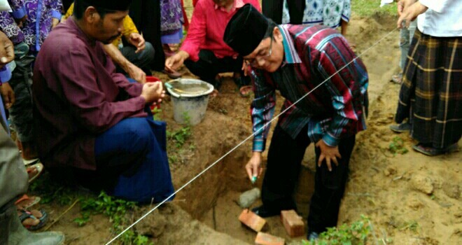 IW Letakkan Batu Pertama Pembangunan Gedung SMP NU di Bahar Selatan.