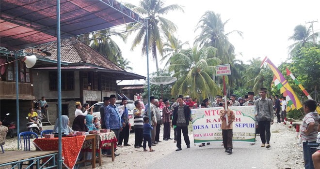 Peserta pawai taaruf MTQ tingkat Kecamatan Pelawan saat melintasi panggung kehormatan.